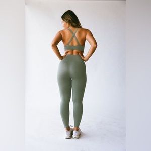 SETActive leggings and box x top in ‘Pine’